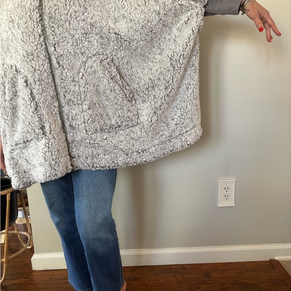 C&C California Sherpa Teddy Poncho Jacket
NWT NEW S M L - Picture 8 of 8